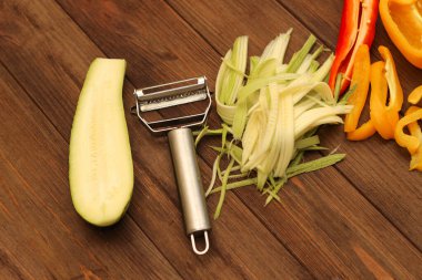 Sebze soyacağı üzerinde doğranmış sebze, havuç, biber, kabak..