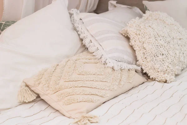 Διακοσμητικά Μαξιλάρια Στο Κρεβάτι Διακόσμηση Εσωτερικού Χώρου Και Διακόσμησης — Φωτογραφία Αρχείου
