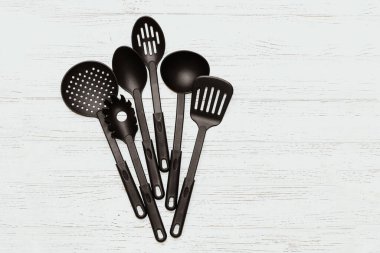 Mutfak aletleri, ahşap masadaki çoklayıcı için plastik.