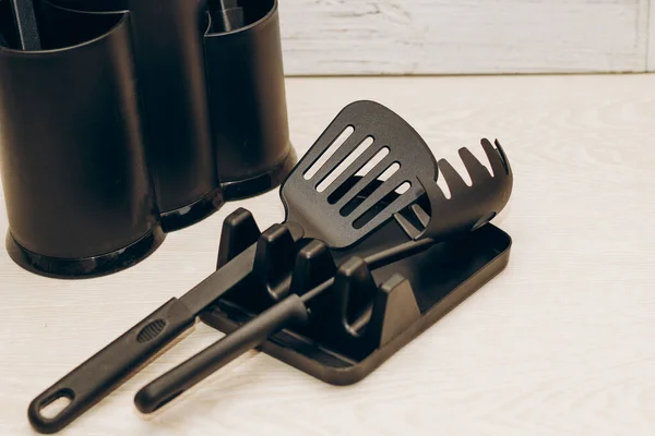 Εργαλεία Κουζίνας Πλαστικό Για Multicooker Ένα Ξύλινο Τραπέζι Ένα Πιάτο — Φωτογραφία Αρχείου
