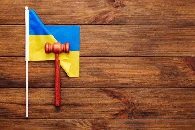 Tahta zemin üzerinde yargıç tokmağı olan Ukrayna mavisi sarı bayrağı.