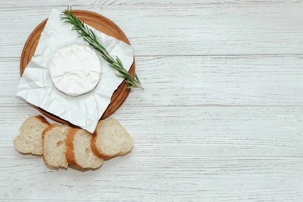 Keju Camembert Dengan Baguette Croutons Dan Setangkai Rosemary Atas Meja — Stok Foto