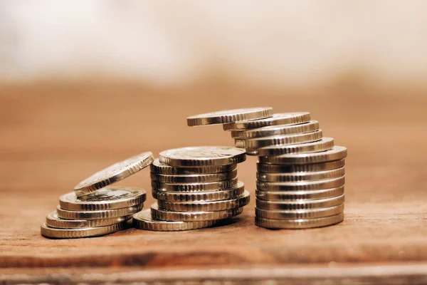 Masadaki yığında Ukrayna hrivniası paraları.