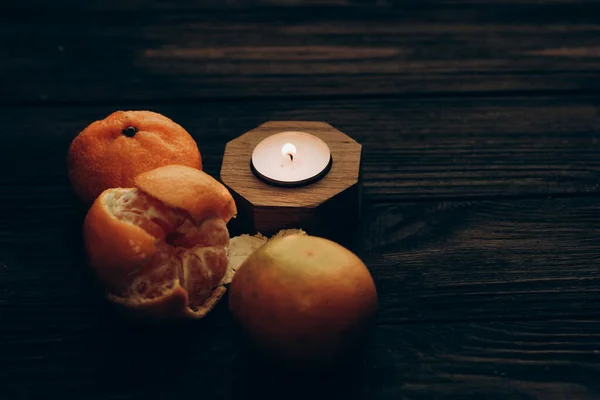 Aromatische Oranje Kaars Een Kandelaar Staat Een Houten Tafel — Stockfoto