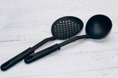 Mutfak aletleri, ahşap masadaki çoklayıcı için plastik.