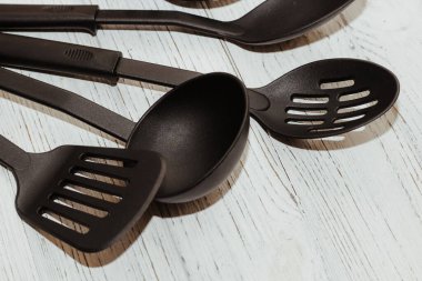 Mutfak aletleri, ahşap masadaki çoklayıcı için plastik.