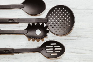 Mutfak aletleri, ahşap masadaki çoklayıcı için plastik.