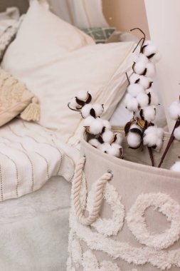 İç dekorasyon ve dekorasyon için vazonun içinde pamuk parçaları duruyor..