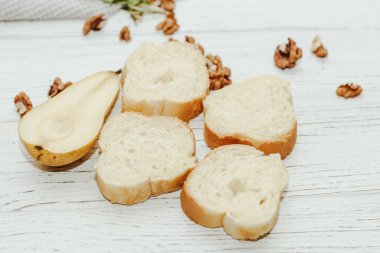 Mutfak masasında kızarmış fındıklı olgun armut parçaları..