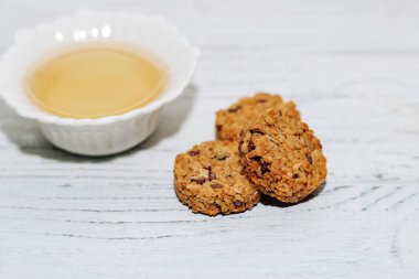 Sağlıklı kahvaltı, yuvarlak yulaf, tabakta bal..