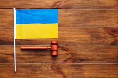 Tahta zemin üzerinde yargıç tokmağı olan Ukrayna mavisi sarı bayrağı.