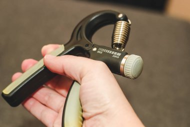 Bilek açıcı, siyah el ve parmak masajcısı..