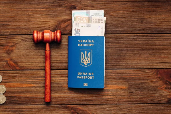 Ukraiński Paszport Młotkiem Sędziego Drewnianym Stole — Zdjęcie stockowe