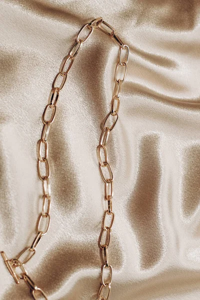 Γυναικεία Κοσμήματα Χρυσή Αλυσίδα Μοντέρνα Κοσμήματα Μεταξωτό Φόντο — Φωτογραφία Αρχείου