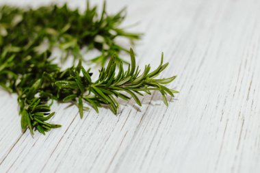 Ahşap tahtaları olan bir masada biberiye baharatları, metin için yer.