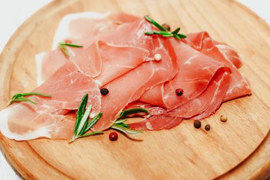 Tahta üzerinde kurutulmuş domuz jambonu jambonu parçaları..