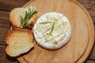 Masada zeytinyağı ve peynirli ekmek dilimleri var..