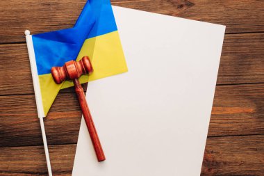 Tahta zemin üzerinde yargıç tokmağı olan Ukrayna mavisi sarı bayrağı.