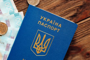 Masada Ukrayna parası ve Ukrayna pasaportu var.