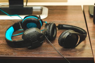 Masanın üzerinde mikrofon kulaklığı olan oyun kulaklıkları..