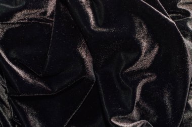 Katlı siyah kadife kumaş dokusu.