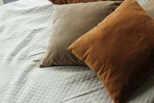 Travesseiros Castanhos Decorativos Sofá Com Uma Manta — Fotografia de Stock