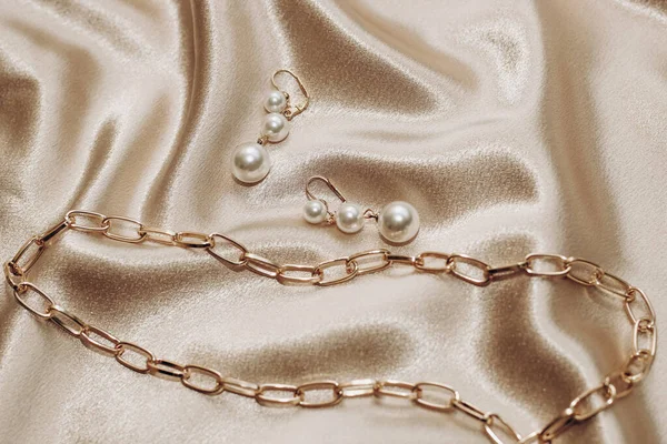 Γυναικεία Κοσμήματα Χρυσή Αλυσίδα Μοντέρνα Κοσμήματα Μεταξωτό Φόντο — Φωτογραφία Αρχείου