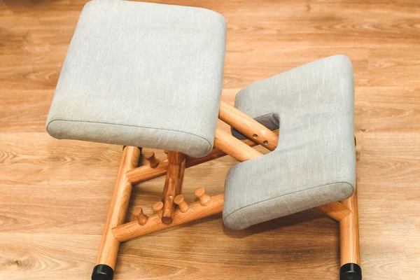 Duruş düzeltmesi için ortopedik masaj koltuğu.