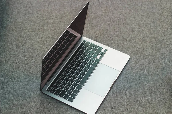 桌上的笔记本电脑系列扁平金属 — 图库照片