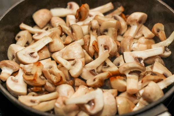 切好的香菇放在锅里煎至金黄色 — 图库照片