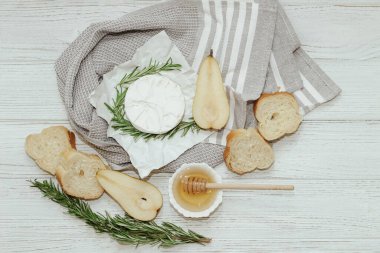 Peynirli armut ve balı biberiye filizi..