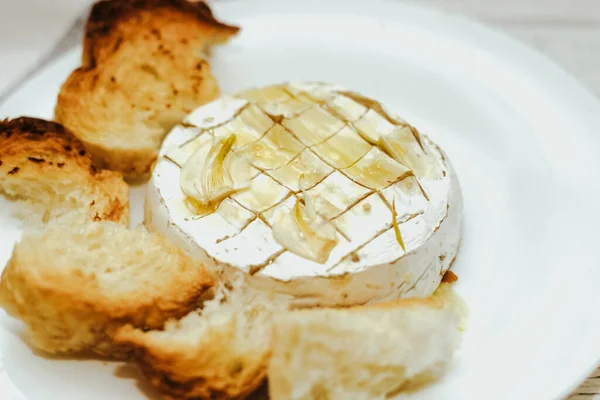 Baguete Branca Cortada Pedaços Com Azeite Queijo Camembert Mesa — Fotografia de Stock