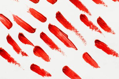Açık arkaplanda kırmızı kozmetik ruj izleri.