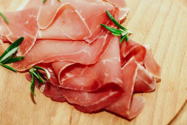 Tahta üzerinde kurutulmuş domuz jambonu jambonu parçaları..