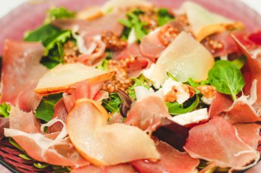 Otlu salata, roka, jambon, peynir, yeşil zeytin ve fındık..