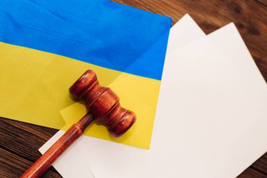 Tahta zemin üzerinde yargıç tokmağı olan Ukrayna mavisi sarı bayrağı.
