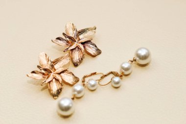 Hafif arkaplanda sarı metalden altın süsler..