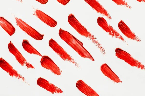 Açık arkaplanda kırmızı kozmetik ruj izleri.