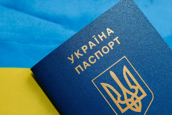 Ukrainischer Pass Mit Der Flagge Der Ukraine Auf Einem Holztisch lizenzfreie Stockfotos