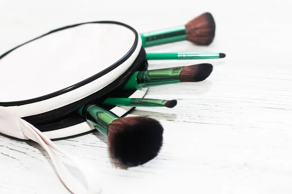 Huesos Verdes Para Maquillaje Sobre Fondo Claro — Foto de Stock