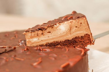 Fıstıklı, çikolata kaplı kek..