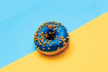 Mavi-sarı renkli çörek, mavi-sarı kağıt üzerinde..