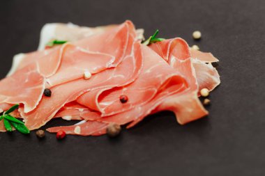 Kara tahtada kurutulmuş domuz jambonu jambonu parçaları..