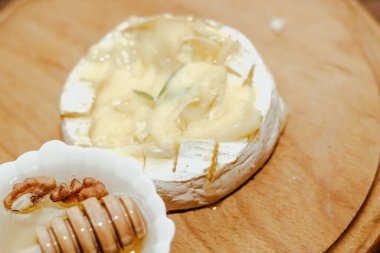 Zeytinyağlı beyaz ekmek ve masada fırında peynirli peynir..