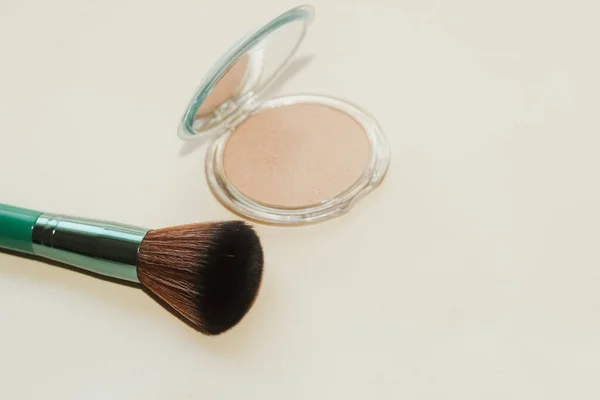 Huesos Maquillaje Verdes Sobre Fondo Claro Con Iluminador — Foto de Stock