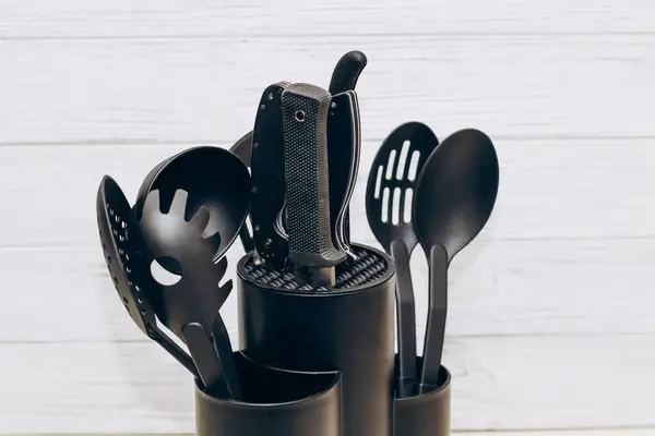 Εργαλεία Κουζίνας Πλαστικό Για Multicooker Ένα Ξύλινο Τραπέζι Ένα Πιάτο — Φωτογραφία Αρχείου