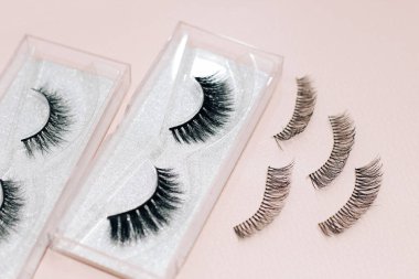 Beyaz arka planda sahte kirpikler..