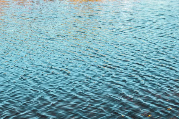 Nehir Yüzeyi Dokusu Güneşte Parlayan Dalgalar — Stok fotoğraf