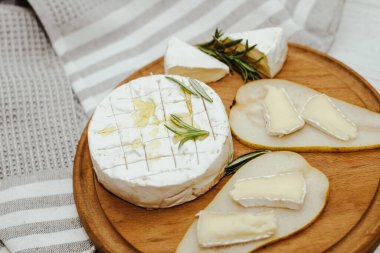 Masada zeytinyağı ve peynirli ekmek dilimleri var..