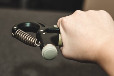 Bilek açıcı, siyah el ve parmak masajcısı..
